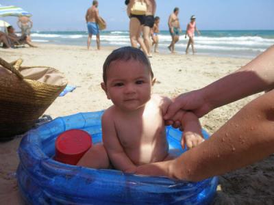 ALBERTO DISFRUTA DEL VERANO EN LA PLAYA
